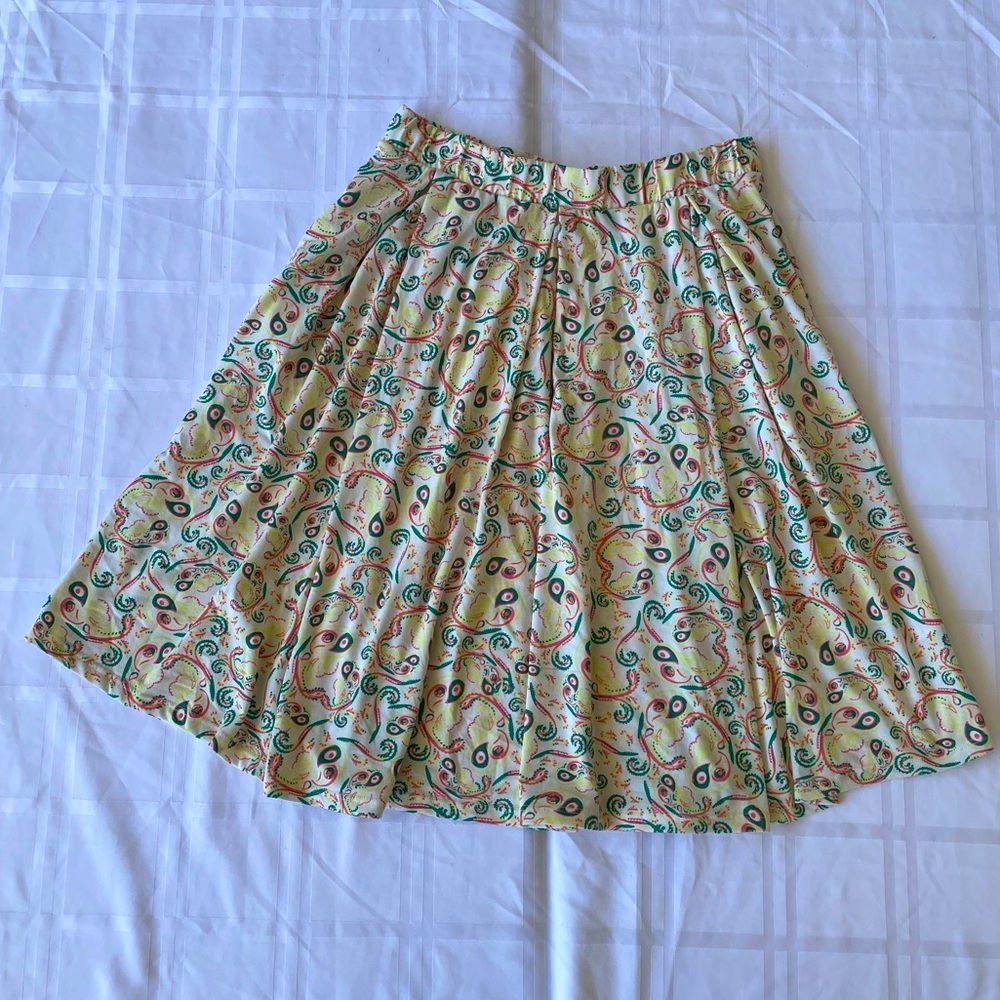 LuLaRoe Madison Skirt with box pleats & hidden pockets. Medium